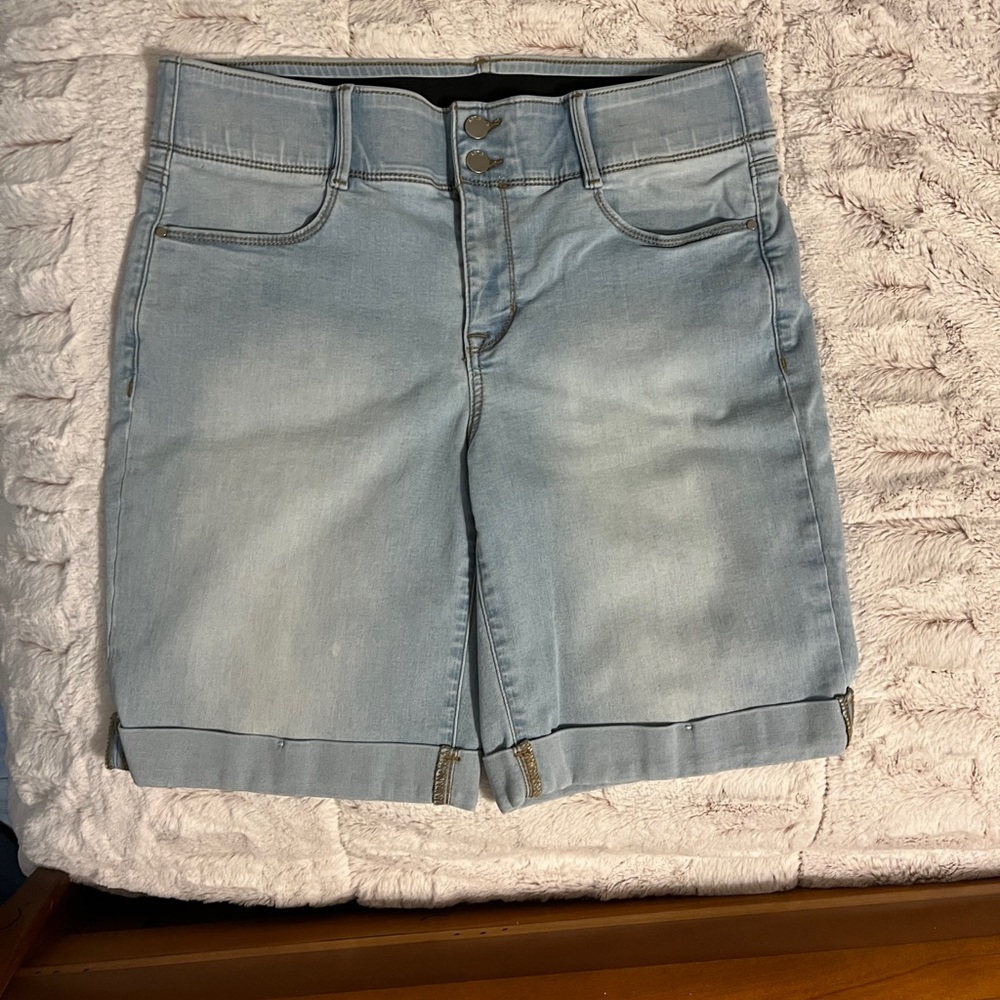 Apt 9 Bermuda tummy control jean shirts, size 14